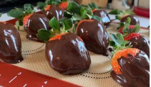 DIY chocolate covered strawberries